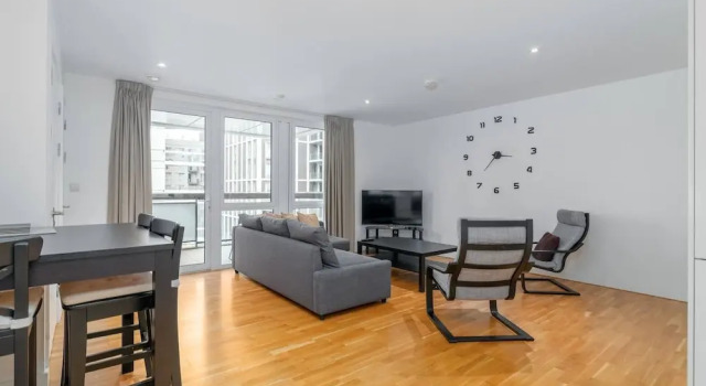 Stunning 3BR Flat in East Village W/balcony, Fits 9, Забронировать Дом для отпуска Лондон Большой Лондон, рядом с Театр Royal Stratford East