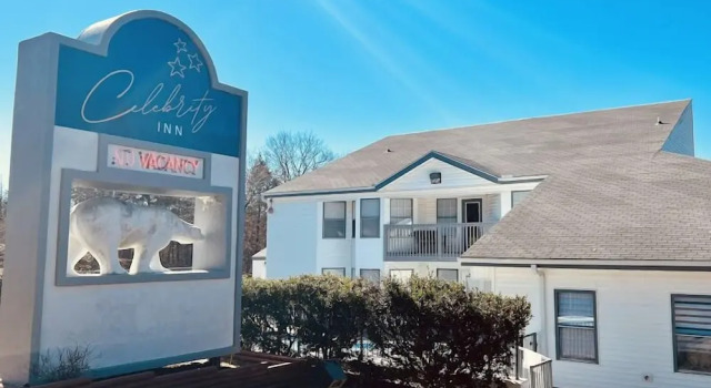 Celebrity Inn, Забронировать Отель Отели Table Rock Lake с парковкой, Парковка