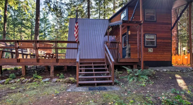 Коттедж c 1 комнатой с балконом Serene Washington Escape w/ Deck & Mountain Views!