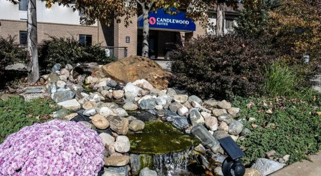 Кровать в общем номере Candlewood Suites East Lansing by IHG