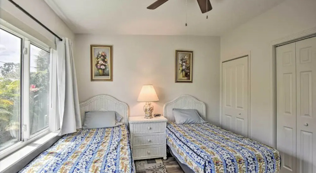 Sunny Cocoa Beach Home: Walk to Sea + Attractions!, Varaa Huoneisto Hotellit Space Coast pysäköinnillä, Pysäköinti