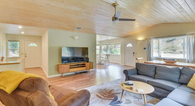 Gateway to Yosemite: Group-friendly Groveland Home