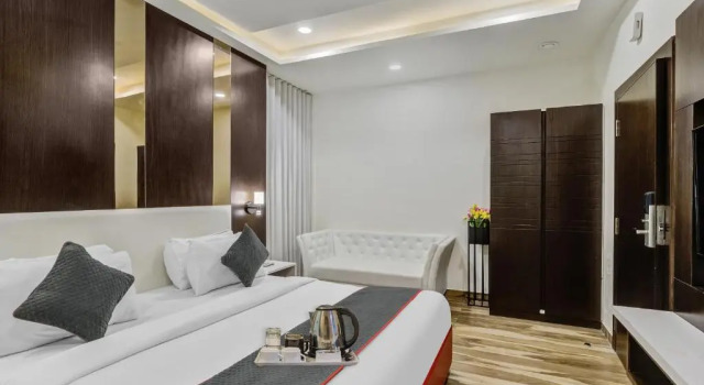 Люкс OYO Townhouse 812 Hotel The Grand White
