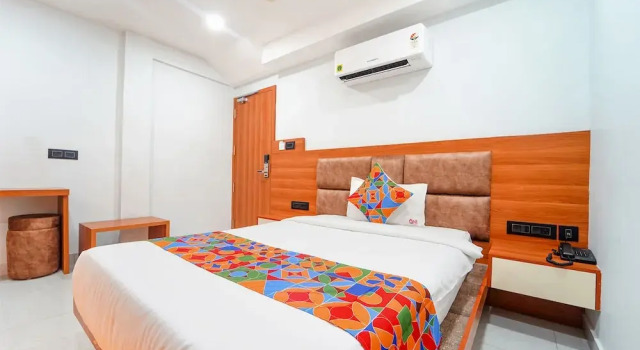 Номер Deluxe Fabhotel Q One Plaza