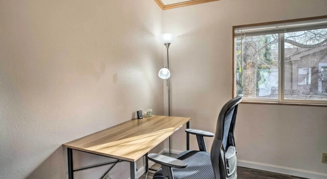 Charming Grants Pass Home w/ Large Backyard!, Book Hotel Hoteller i Grants Pass med parkering, Parkering