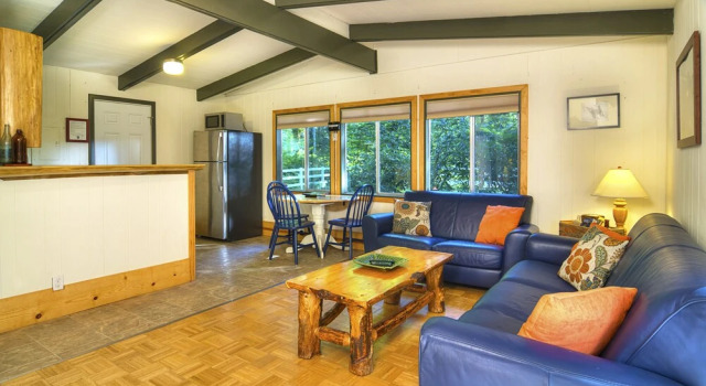Riverside Ranch - Two Bedroom Bungalow with Hot Tub, Book Hotel Hoteller i Baring med parkering, Parkering