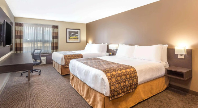 Четырёхместный номер Standard Microtel Inn & Suites by Wyndham Whitecourt