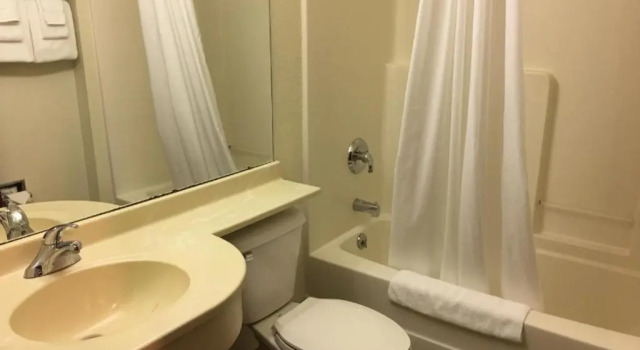 Четырёхместный номер Standard Microtel Inn & Suites by Wyndham Rice Lake