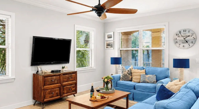 Spyglass by Avantstay 5BR + 3 Balconies + Community Pool Walk to Beach + Minutes to Harborwalk Village & Henderson Beach State Park, Varaa Lomakoti Huvilat kohteessa Florida, Villa