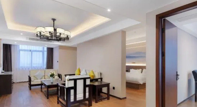 Люкс Premier Binhai Station Hotel