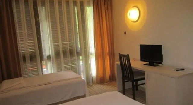 Трёхместный номер Standard с балконом Hotel Pela