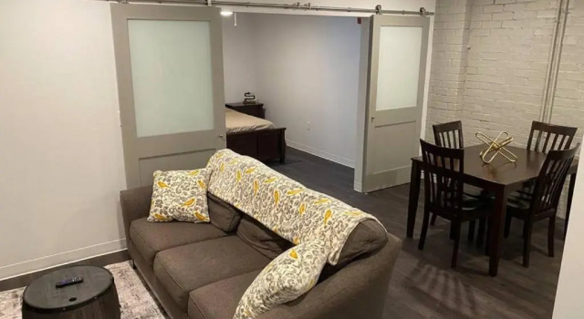 Apt 254 Sleek and Cozy Studio Next To The River, Prenota Hotel Leavenworth Kansas
