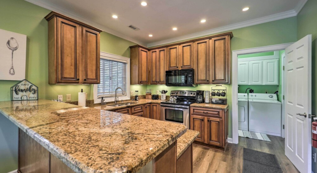 Апартаменты Chic Dtwn Townhouse w/ Hot Tub & Mtn Views!