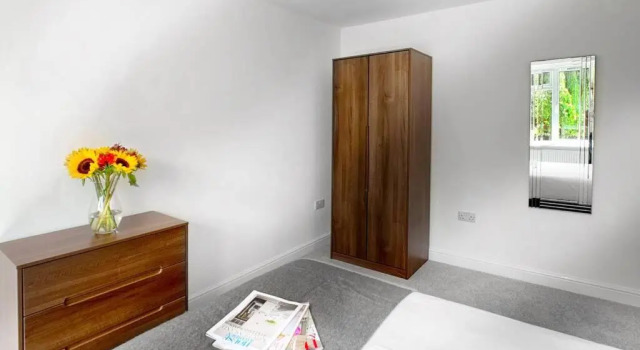 Sunninghill Village - 2 Bed - Parking and garden