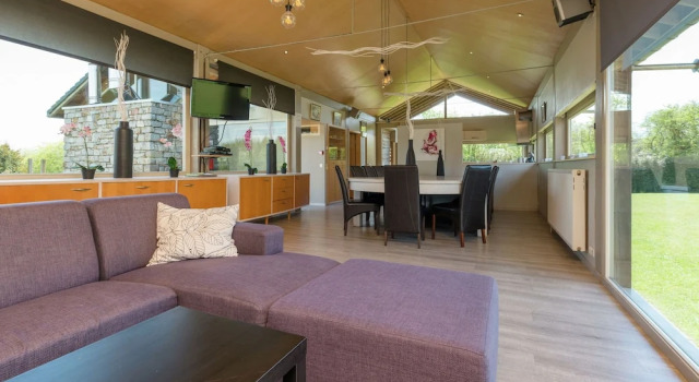 Modern Holiday Home in Waimes With Swimming Pool, Rezervovat Hotel Hotely v Lutych s parkováním, Parkování