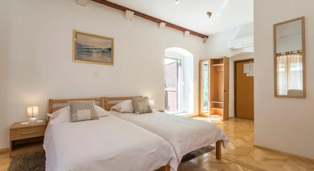 Carrara Accommodation, Prenota Hotel Splitska 