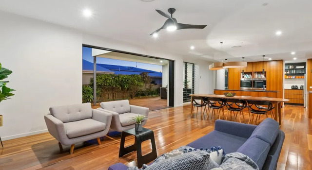 Stunning Beach House On Collins, Забронировать Дом для отпуска Касуарина Tweed Coast