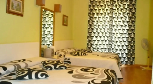 Четырёхместный номер Standard с балконом Hostal Loyola
