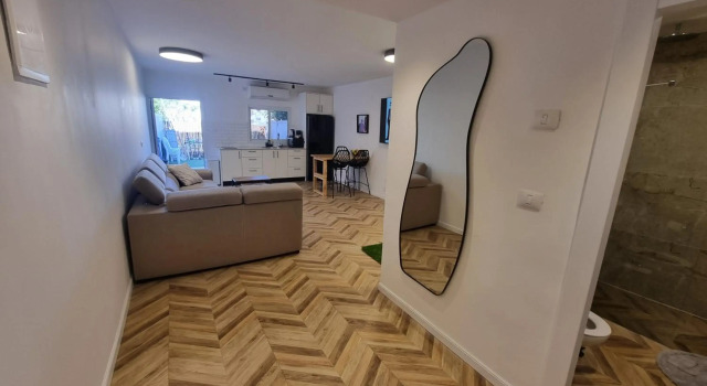 garden apartment 7 min walk to the beach, Забронировать Апартаменты/квартира Отели в центре Эйлата, в центре
