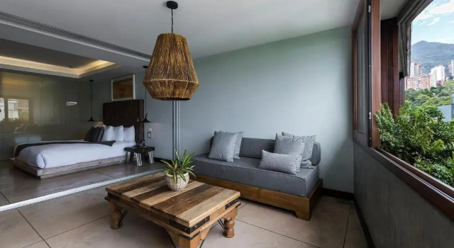 Полулюкс с балконом и с красивым видом из окна The Charlee Hotel