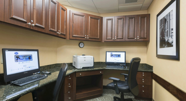 Hampton Inn & Suites Manchester, Varaa Hotelli Hotellit New England uima-altaalla, Uima-allas