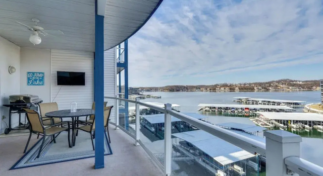 Апартаменты с 2 комнатами с балконом Lake Ozark Condo w/ Water Views & Pool Access!