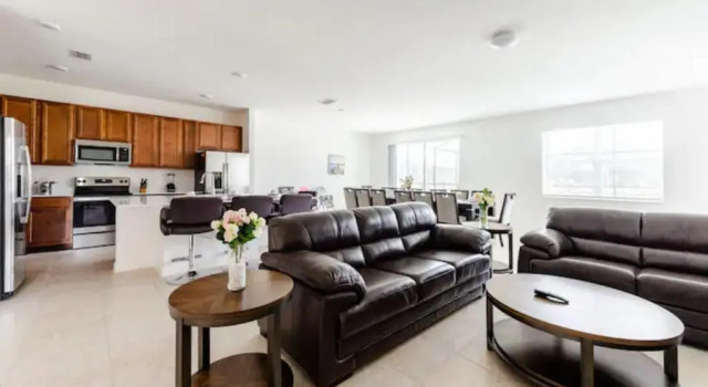 NEW! #2571 Disney-Universal-Private Pool-Lake view-10BR-8BA, Rezerwuj Hotel Kissimmee Kissimmee
