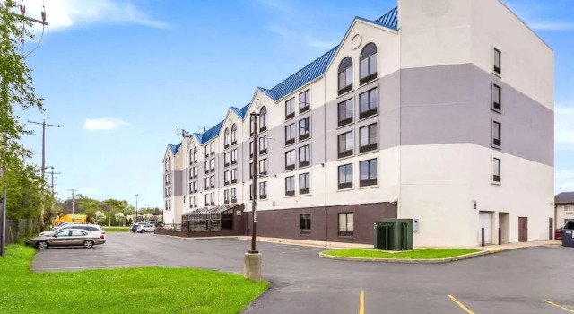 La Quinta Inn Milwaukee Northwest, Book Hotel Milwaukee Wisconsin