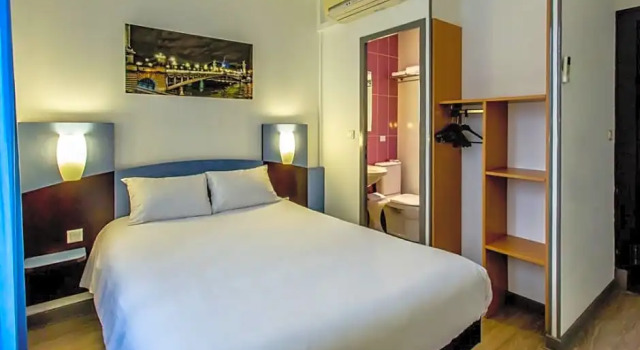 Номер Comfort Hôtel The Originals Access - proche centre-ville - Gare