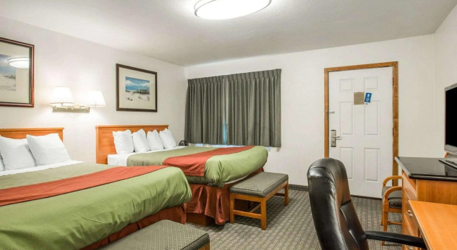 Четырёхместный номер Standard Rodeway Inn Newport