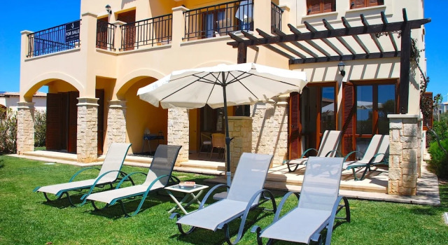 Charming 2 bedroom ground floor apartment 'CB01' - with private garden, communal pool and resort facilities, Theseus Village on Aphrodite Hill, Boek Appartement Kouklia Paphos, in de buurt van Ranti Forest Beach