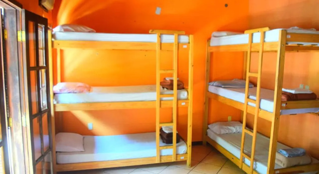 Кровать в общем номере Leos Clan Beach Hostel