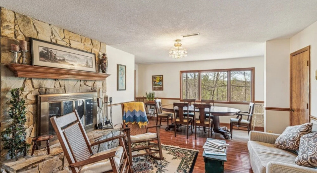 Warm And Cozy Cabin In Lake Lure, Nestled In Hardwood Trees, Peaceful Home- Wifi 3 Bedroom Home by Sunscape Property Management