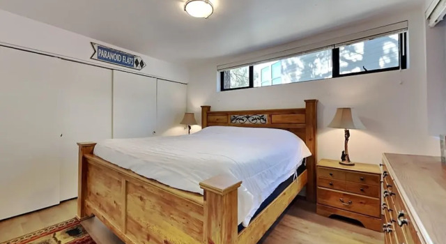 Summer FUN! Outdoor Pool, 3 Spas, Stargazing, Hiking, Bonfires! by RedAwning, Varaa Huoneisto Mammoth Lakes Mammoth