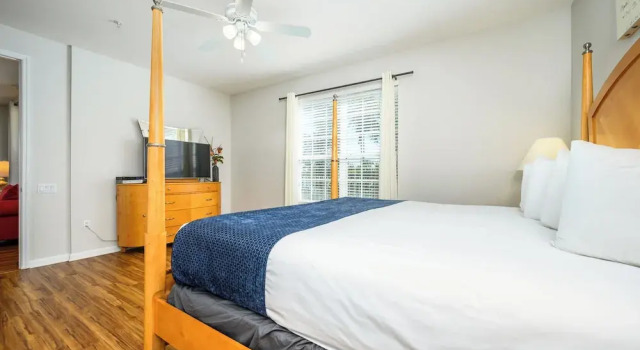 Номер Standard с балконом и с видом на озеро Beautiful Lakeview Condo, New Listing -1024