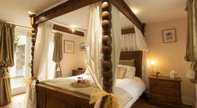 Luxury refurbished Gamekeeper's cottage, 15 acres of woodland by Hadrian's Wall, Забронировать Отель Отели Шотландских границ с парковкой, Парковка