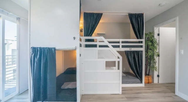 Кровать в общем номере Normandie Hostel