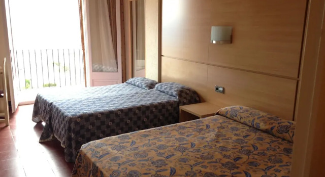 Четырёхместный номер Standard с балконом Hotel Grecs