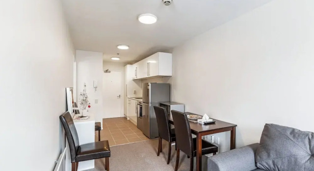 Cosy Central 1Br With Balcony!