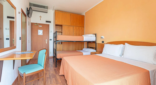 Четырёхместный номер Standard с балконом и с видом на море Little Hotel