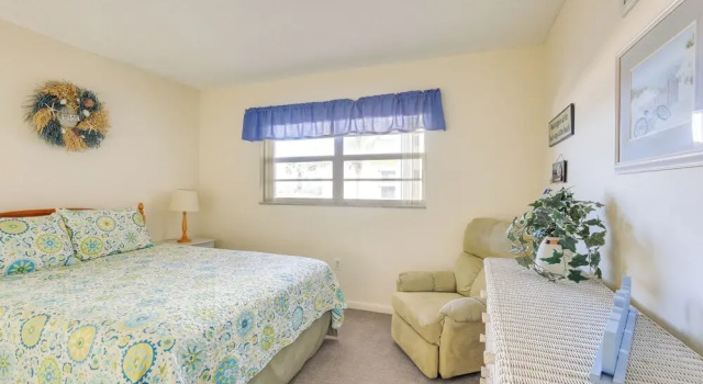 Central Cocoa Beach Condo w/ View, Steps to Beach!, Varaa Huoneisto Hotellit Space Coast pysäköinnillä, Pysäköinti