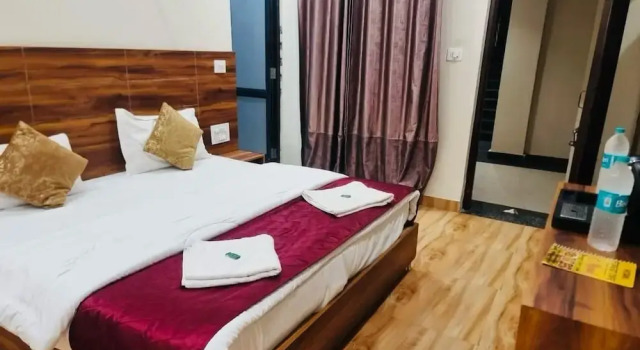 Номер Standard Hotel Hitam Rishikesh 2Min Walk to Parmarth Niketan Aashram ,Vanprastha Aashram