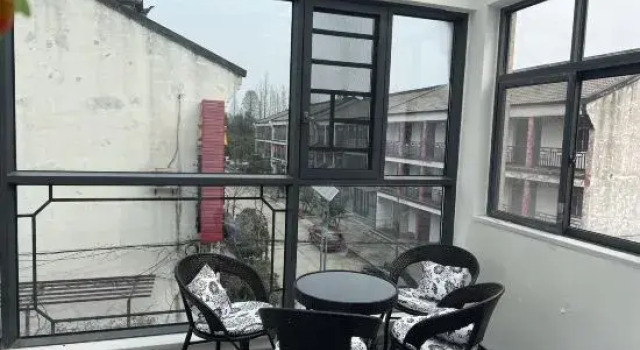 Lakeside Inn, Rezerwuj Hotel Hotele w Jingmen z parkingiem, Parking