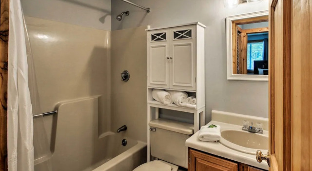 Апартаменты Lincoln Condo w/ Balcony - 6 Mi to Loon Mtn!
