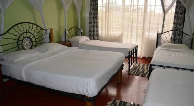 Четырёхместный номер Standard с балконом Khweza Bed and Breakfast