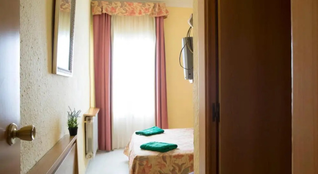 Hostal Alhambra Tarragona, Забронировать Отель Отели Таррагоны с завтраком, рядом с Provincial Traffic Headquarters, Завтраки