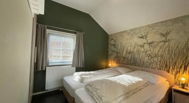 Tranquil Lakeside Stay for 4 Guests