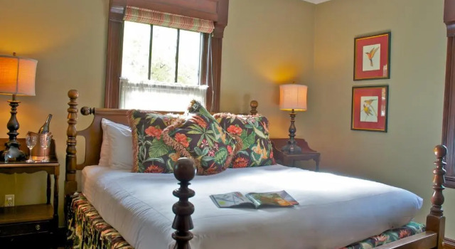 Двухместный люкс Deluxe с балконом Hilltop Inn