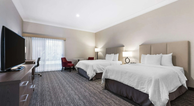 Четырёхместный номер Standard с балконом Best Western Plus Kelowna Hotel & Suites