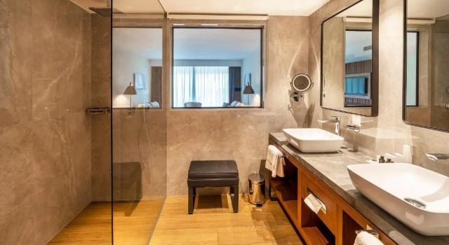 Двухместный номер Deluxe с балконом и с частичным видом на море Luxury Hotel Riva